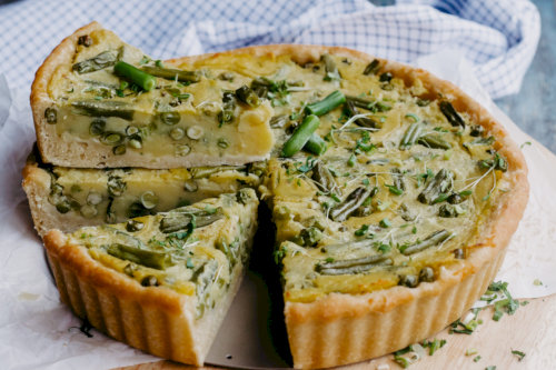 Пикантный тарт с фасолью и зеленым горошком