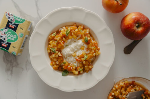 Rice porridge with caramelized apples
