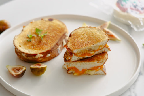 Toast cu cașcaval și smochine
