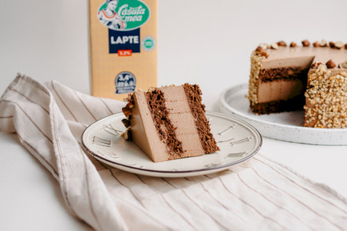Cake with chocolate and nuts