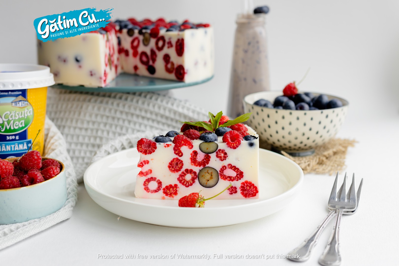 Jelly cake with cream and apples