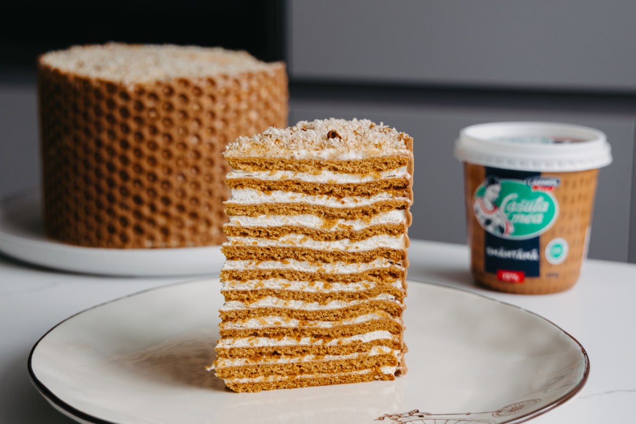 Торт Медовик с карамелью и орехами