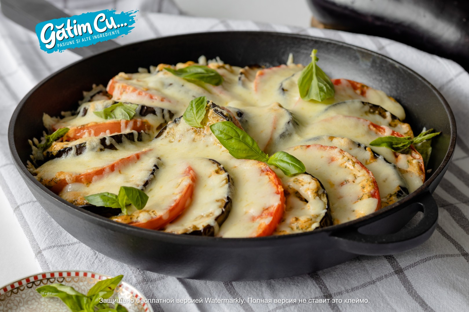 Баклажаны со спелыми помидорами и сыром сулугуни