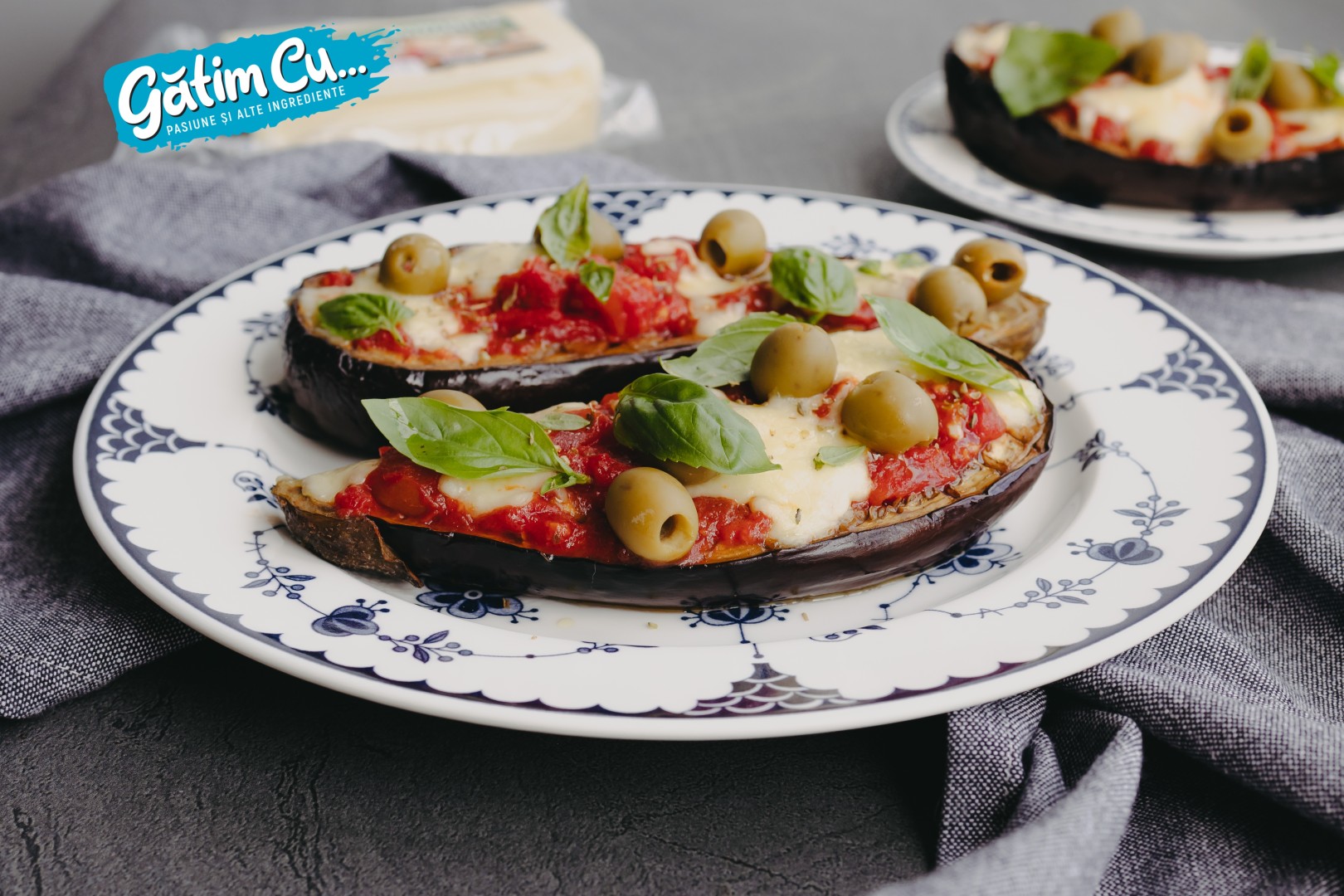 Баклажаны, фаршированные томатным соусом и моцареллой